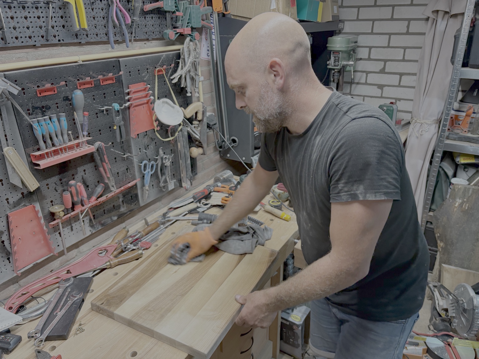 Bas Bartholomeus in de werkplaats