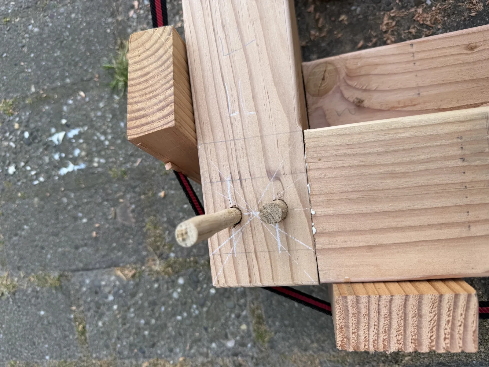 Houten deuvel door een pen-en-gatverbinding in het Douglas raamwerk