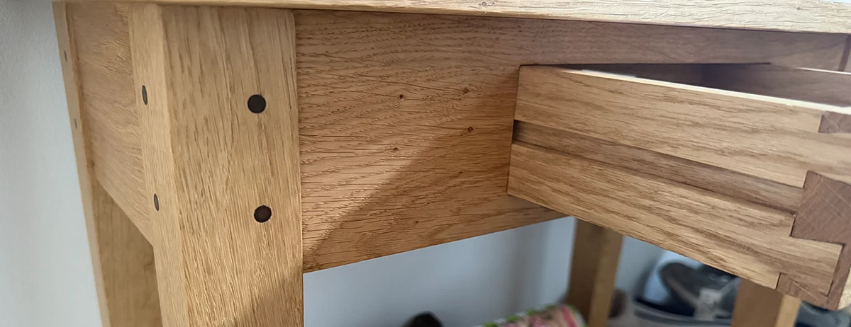 Materiaal is nooit neutraal: over eiken, olie en patina